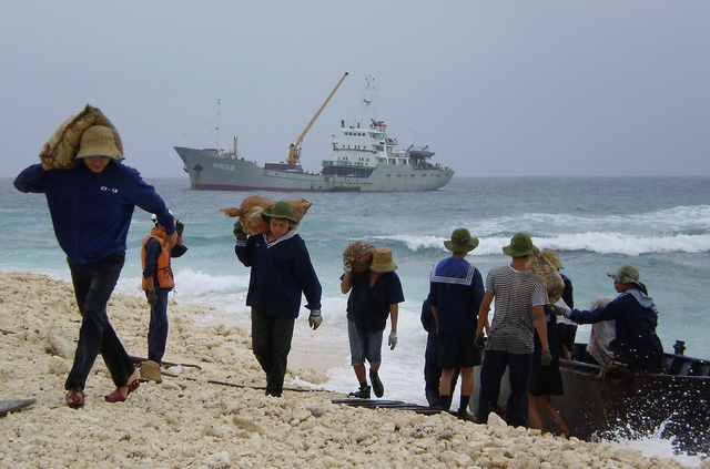 Lao tàu lên đảo Đá Lớn - Ảnh 3.