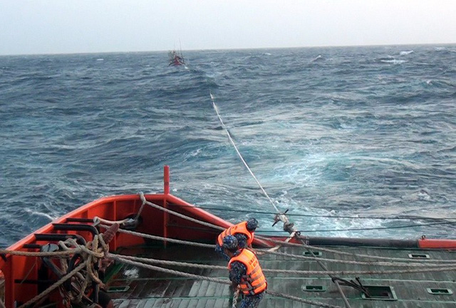 Cảnh sát biển vượt sóng to cứu 9 ngư dân gặp nạn - Ảnh 1.