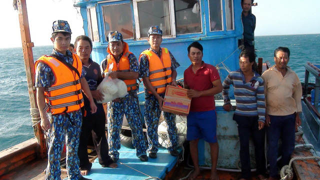 Cảnh sát biển vượt sóng to cứu 9 ngư dân gặp nạn - Ảnh 2.