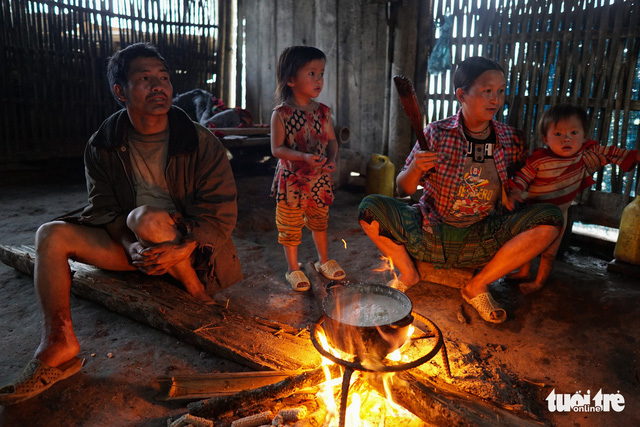 Nhói lòng bữa cơm của trẻ em điểm trường Chí Thì - Ảnh 3.