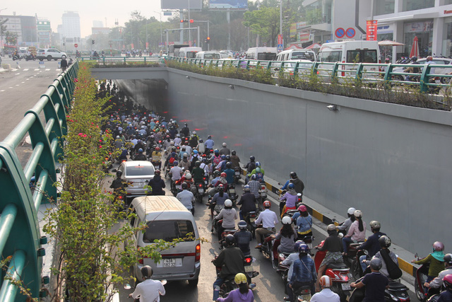 Hầm chui đón APEC lênh láng nước dù trời không mưa - Ảnh 2.