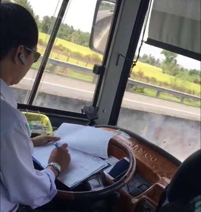 Đề nghị xác minh, xử lý tài xế xe khách vừa lái vừa ghi sổ sách - Ảnh 2.