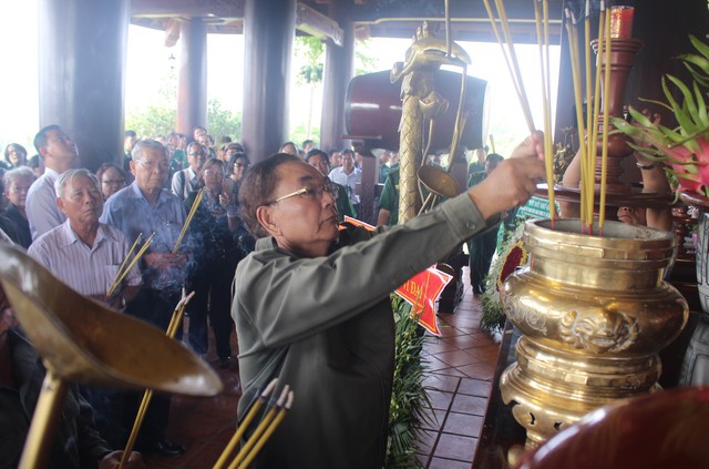 Dâng hương tưởng niệm các liệt sĩ TNXP - Ảnh 1.