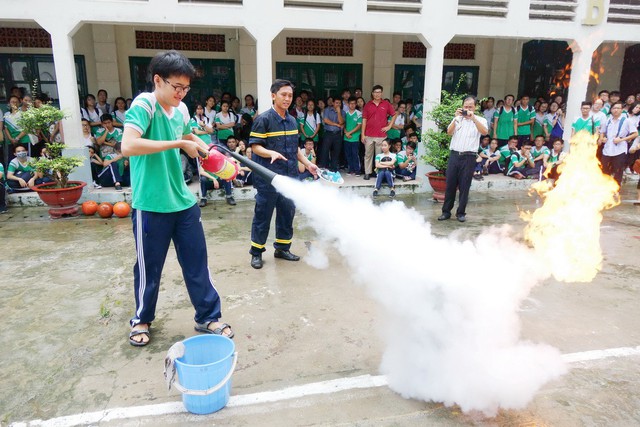 Tôi hỏi 39 học trò, chỉ 1 em biết dùng bình chữa cháy - Ảnh 1.