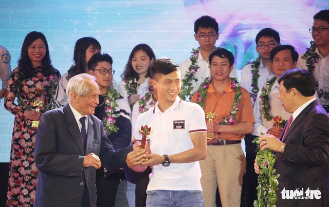 Công Phượng, Văn Đức, Xuân Mạnh nhận cup Tâm Tài - Ảnh 1.