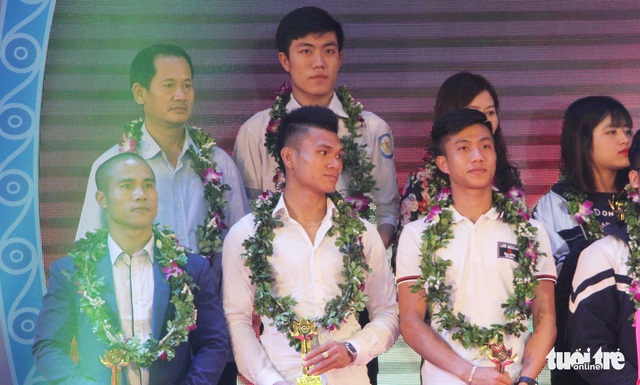 Công Phượng, Văn Đức, Xuân Mạnh nhận cup Tâm Tài - Ảnh 2.