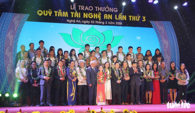 Công Phượng, Văn Đức, Xuân Mạnh nhận cup Tâm Tài - Ảnh 3.