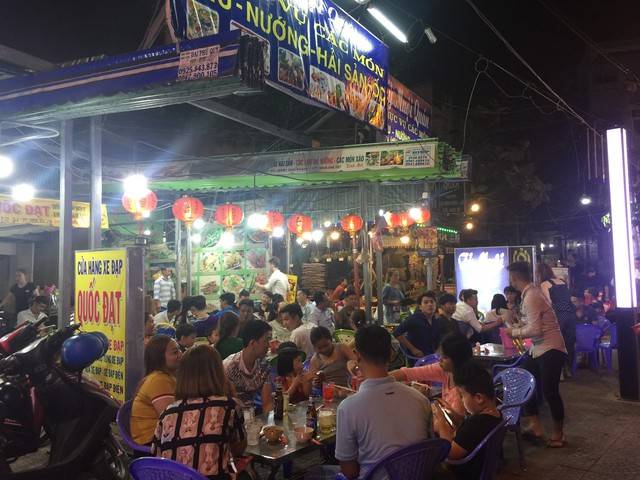 Phố ẩm thực Vĩnh Khánh nhộn nhịp ngày cuối tuần - Ảnh 1. Phố ẩm thực Vĩnh Khánh nhộn nhịp ngày cuối tuần - Ảnh 1.