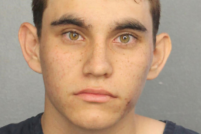 Nghi phạm vụ xả súng trường học ở Florida bị buộc 17 tội giết người. - Ảnh 1.