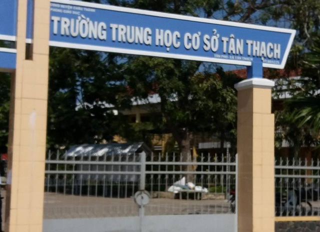 Tạm đình chỉ học tập nam sinh bóp cổ cô giáo - Ảnh 1.