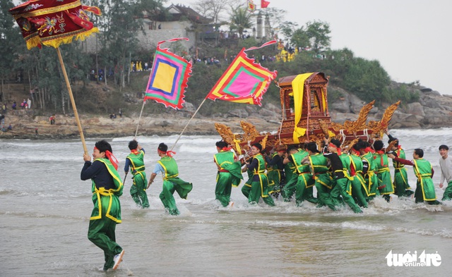 Độc đáo màn rước kiệu ‘bay’ ở lễ hội Đền Cờn - Ảnh 9.