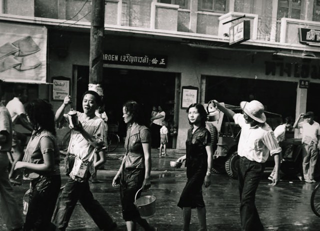 Người Thái ăn tết té nước Song Kran thuở còn toàn đi xe đạp - Ảnh 9.