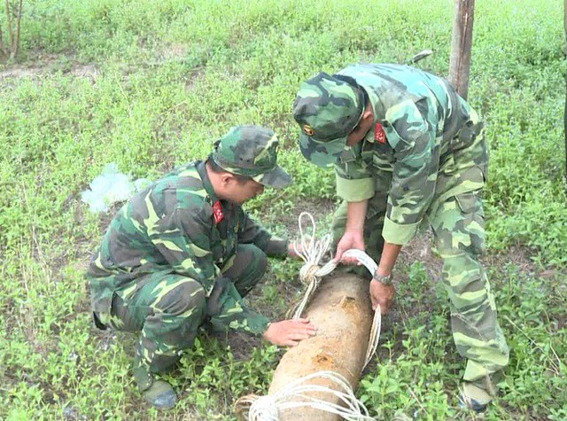 Xử lý thành công quả bom nặng 150kg trong vườn nhà dân - Ảnh 1.