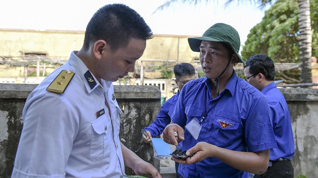 Những món quà quý từ đất liền cho chiến sĩ Trường Sa - Ảnh 1.