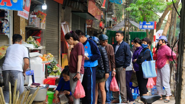 Dân Hà Nội xếp hàng mua bánh đón Tết Hàn thực - Ảnh 2.