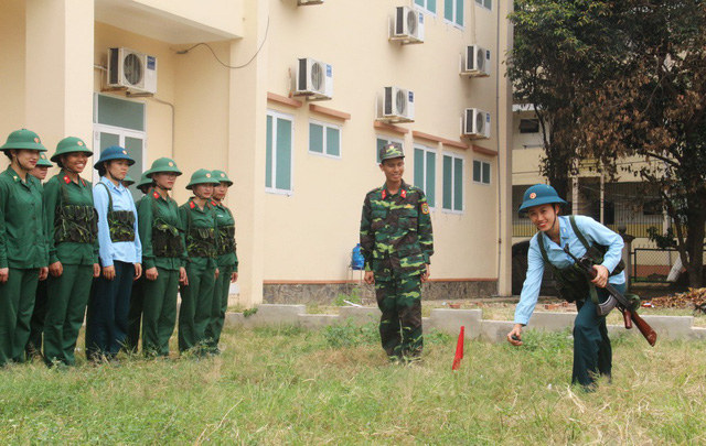 Nữ tân binh trong quân ngũ nhiều khi còn lo... giảm béo - Ảnh 1.