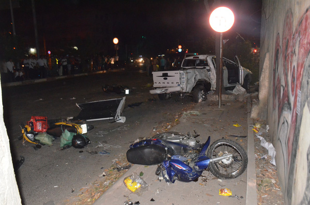 Xe bán tải húc hàng loạt xe máy trên đường Nguyễn Hữu Cảnh, 2 người chết - Ảnh 1.
