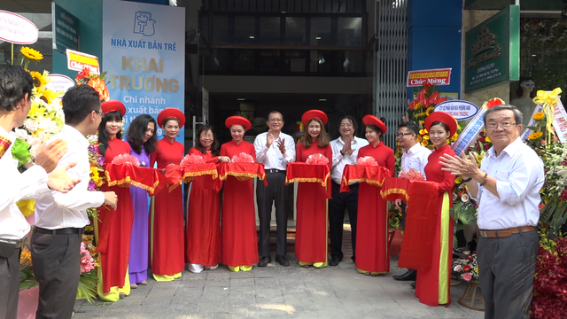 Khai trương chi nhánh Nhà xuất bản Trẻ tại Đà Nẵng - Ảnh 1.