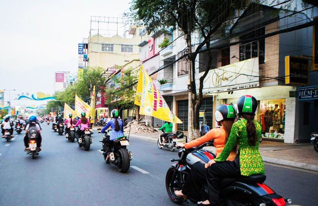 Ý kiến trái chiều quanh việc mặc bà ba chạy môtô khủng cổ vũ lễ hội - Ảnh 3.