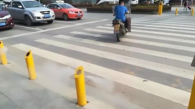 Dùng cảm ứng phun nước ngăn người đi bộ sang đường ẩu - Ảnh 1.