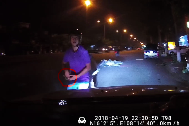 Bị giật mất hai cây vàng sau vụ va chạm giao thông - Ảnh 1.