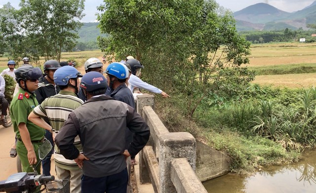 Cá chết trắng sông, chính quyền huyện ngừng nghỉ lễ đi kiểm tra - Ảnh 4.
