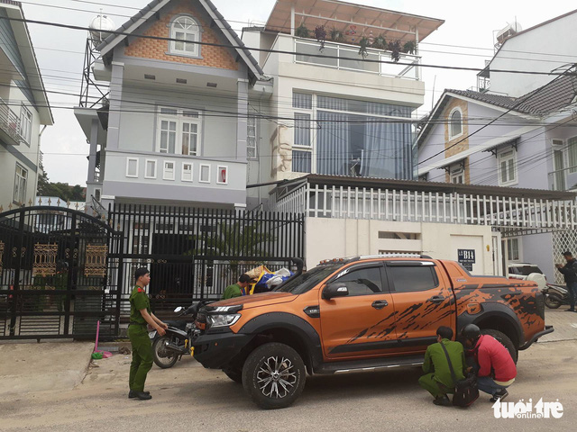 Hai cha con bị thương do... hàng xóm thử súng - Ảnh 2.