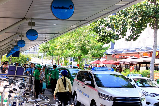 Các cửa ngõ vô Sài Gòn nóng dần ngày nghỉ lễ cuối - Ảnh 4.