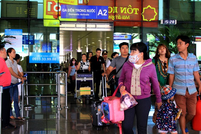 Các cửa ngõ vô Sài Gòn nóng dần ngày nghỉ lễ cuối - Ảnh 3.