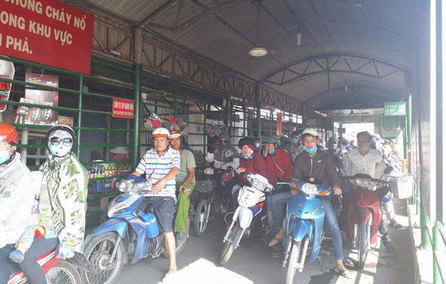 Các cửa ngõ vô Sài Gòn nóng dần ngày nghỉ lễ cuối - Ảnh 1.
