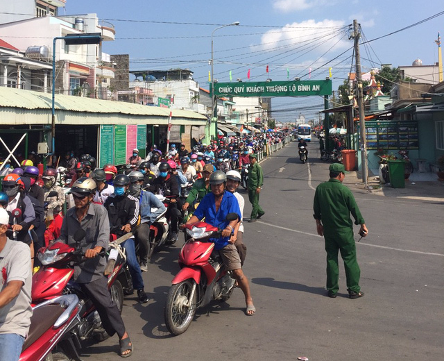 Các cửa ngõ vô Sài Gòn nóng dần ngày nghỉ lễ cuối - Ảnh 2.