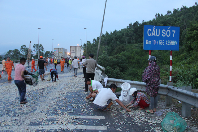 Xe liên tục đâm va trên đường vào phía nam hầm  Hải Vân - Ảnh 10.