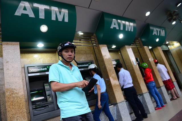 Ngân hàng Nhà nước yêu cầu ngân hàng mở thẻ ATM cho người khiếm thị - Ảnh 1.