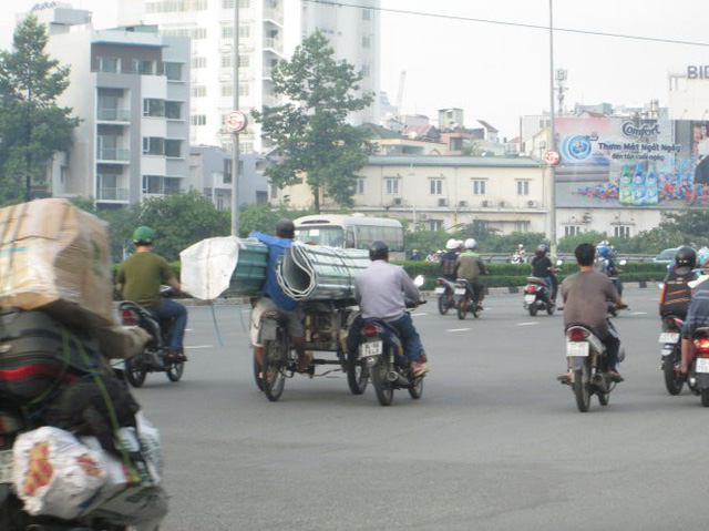 Chở hàng kiểu này quá nguy hiểm, làm sao dẹp được? - Ảnh 1.