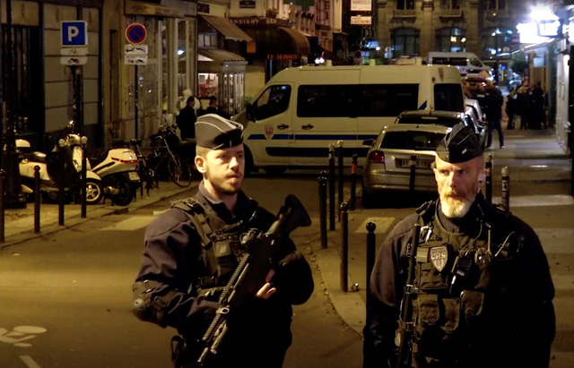 Khủng bố IS nhận thực hiện vụ tấn công bằng dao ở Paris - Ảnh 1.