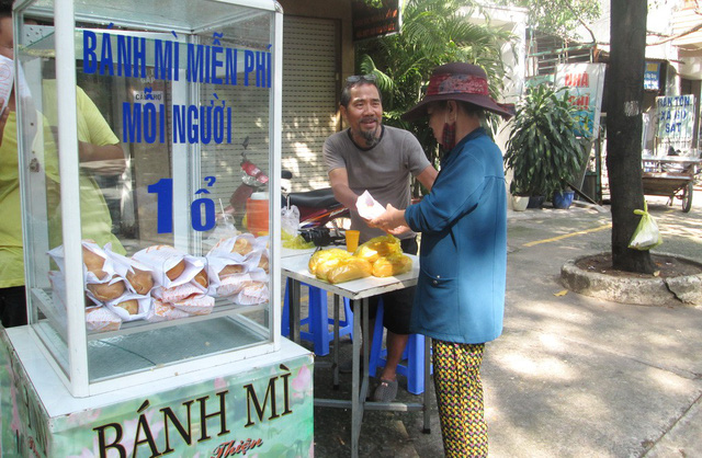 Ấm lòng với tủ bánh mì thân thiện - Ảnh 1.