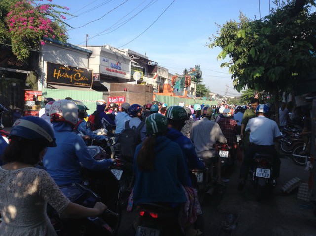 Dựng lô cốt ngay ngã ba, mất gần 3 giờ mới qua được... 1km! - Ảnh 1. Dựng lô cốt ngay ngã ba, mất gần 3 giờ mới qua được... 1km! - Ảnh 1.
