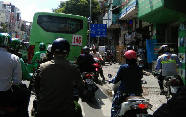 Vướng xe buýt, lại thêm đi ngược chiều, đường đã chật càng thêm... loạn! - Ảnh 1.