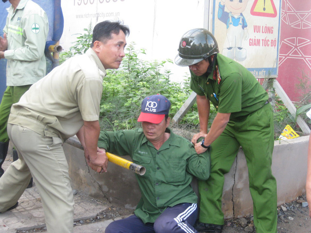 Va quẹt xe, đập bể kính taxi và... bị khống chế - Ảnh 2.