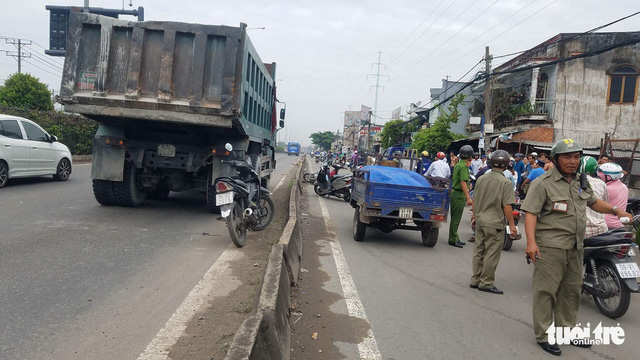 Bị vướng bạt che xe ben, nam thanh niên té xe máy tử vong - Ảnh 1.