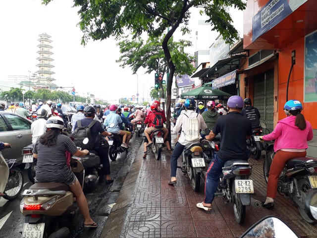 TP.HCM kẹt cứng nhiều tuyến đường ngày đầu đi làm sau nghỉ lễ - Ảnh 5.