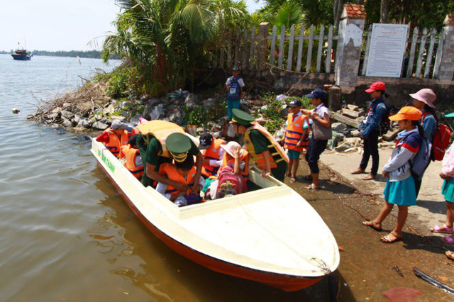 Đến trường trên canô biên phòng - Ảnh 1.