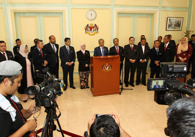 Thủ tướng Malaysia giảm lương bộ trưởng, thu nhỏ bộ máy - Ảnh 2.