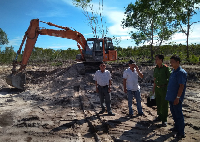 Lại bắt quả tang khai thác cát trái phép ở Phú Quốc - Ảnh 1.