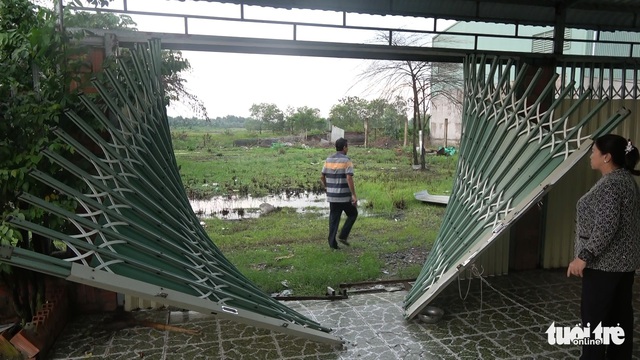 Sau cơn gió giật, nguyên dãy nhà trọ không còn mái - Ảnh 5. Sau cơn gió giật, nguyên dãy nhà trọ không còn mái - Ảnh 5.