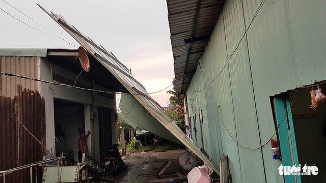 Sau cơn gió giật, nguyên dãy nhà trọ không còn mái - Ảnh 2. Sau cơn gió giật, nguyên dãy nhà trọ không còn mái - Ảnh 2.