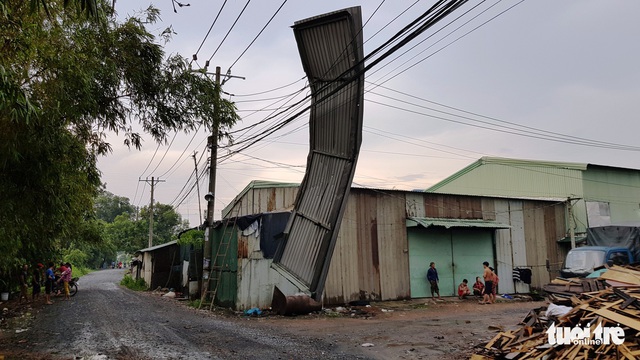 Sau cơn gió giật, nguyên dãy nhà trọ không còn mái - Ảnh 3. Sau cơn gió giật, nguyên dãy nhà trọ không còn mái - Ảnh 3.