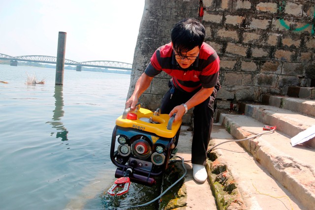 Ông Ngà tàu ngầm tiếp tục hết lòng với robot Cố Đô - Ảnh 1. Ông Ngà tàu ngầm tiếp tục hết lòng với robot Cố Đô - Ảnh 1.