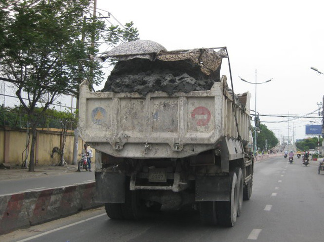 Xe chở đất cao hơn thùng chạy bon bon trên đường, nguy hiểm quá! - Ảnh 1.