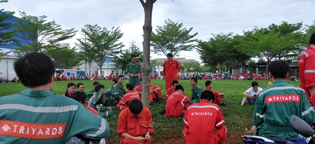 Làm nửa năm không lương, hàng trăm công nhân đóng tàu đình công - Ảnh 1.